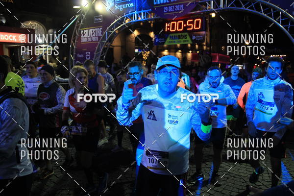 Buy your photos of the eventS�o Silvestre Porto 2019 on Fotop
