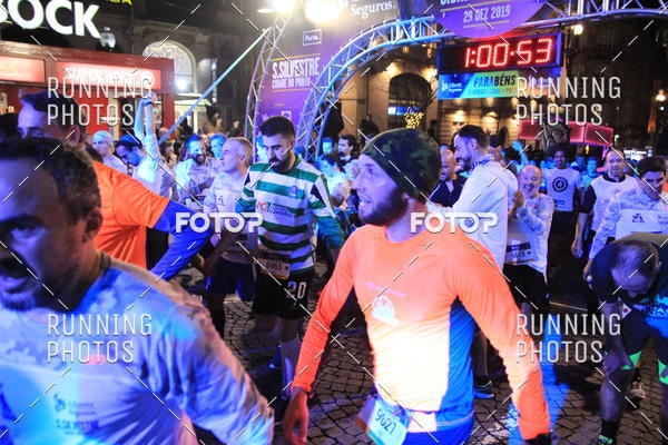 Buy your photos of the eventS�o Silvestre Porto 2019 on Fotop