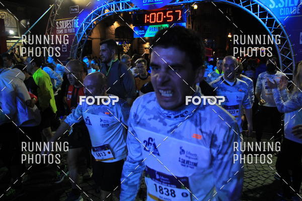 Buy your photos of the eventS�o Silvestre Porto 2019 on Fotop