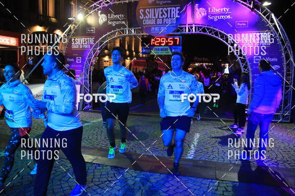 Buy your photos of the eventS�o Silvestre Porto 2019 on Fotop