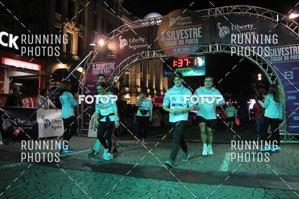 Buy your photos of the eventS�o Silvestre Porto 2019 on Fotop