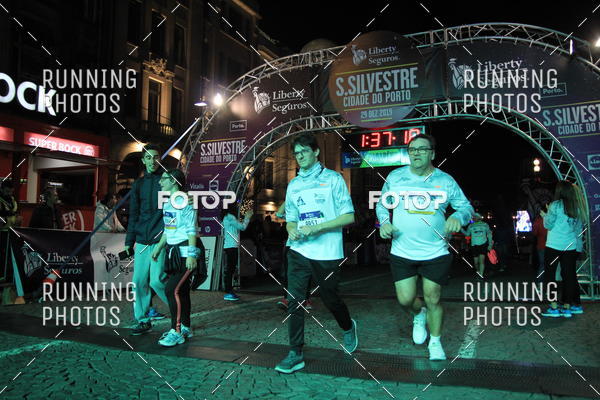 Buy your photos of the eventS�o Silvestre Porto 2019 on Fotop