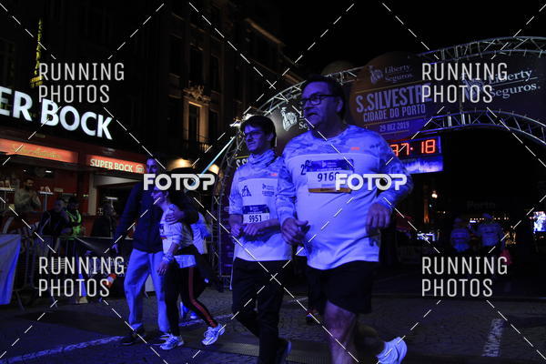 Buy your photos of the eventS�o Silvestre Porto 2019 on Fotop
