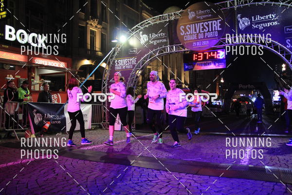 Buy your photos of the eventS�o Silvestre Porto 2019 on Fotop