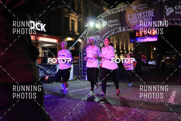 Buy your photos of the eventS�o Silvestre Porto 2019 on Fotop