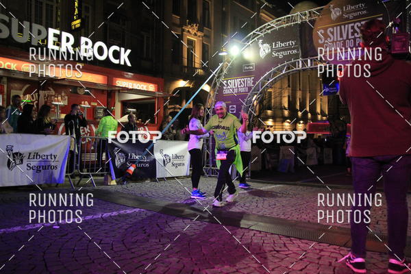 Buy your photos of the eventS�o Silvestre Porto 2019 on Fotop