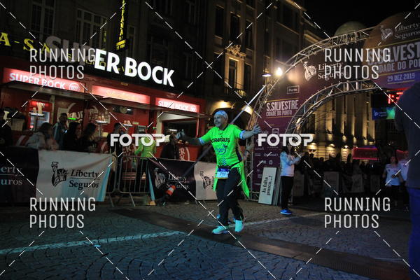 Buy your photos of the eventS�o Silvestre Porto 2019 on Fotop