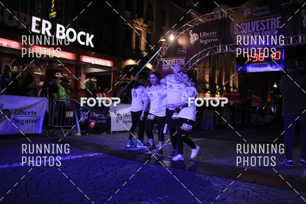 Buy your photos of the eventS�o Silvestre Porto 2019 on Fotop