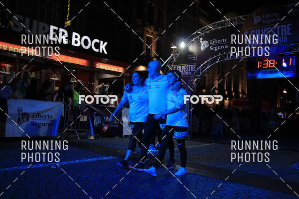 Buy your photos of the eventS�o Silvestre Porto 2019 on Fotop