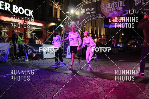 Buy your photos of the eventS�o Silvestre Porto 2019 on Fotop