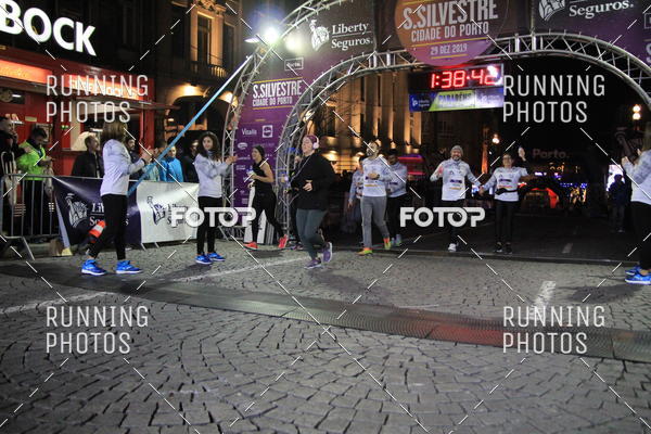 Buy your photos of the eventS�o Silvestre Porto 2019 on Fotop