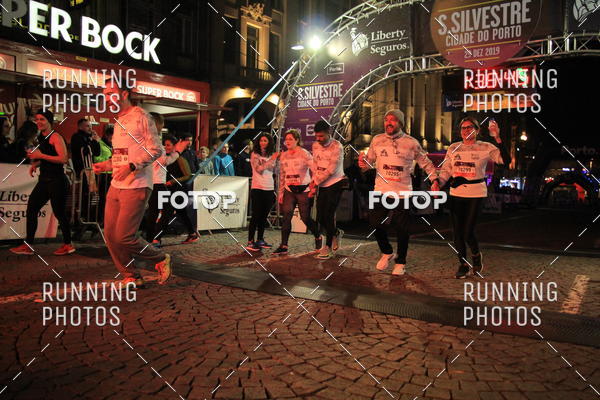 Buy your photos of the eventS�o Silvestre Porto 2019 on Fotop