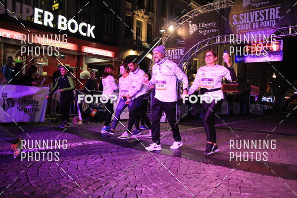 Buy your photos of the eventS�o Silvestre Porto 2019 on Fotop