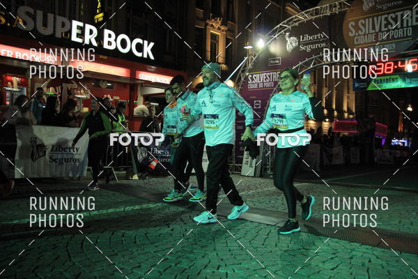 Buy your photos of the eventS�o Silvestre Porto 2019 on Fotop