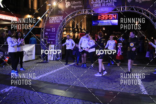 Buy your photos of the eventS�o Silvestre Porto 2019 on Fotop