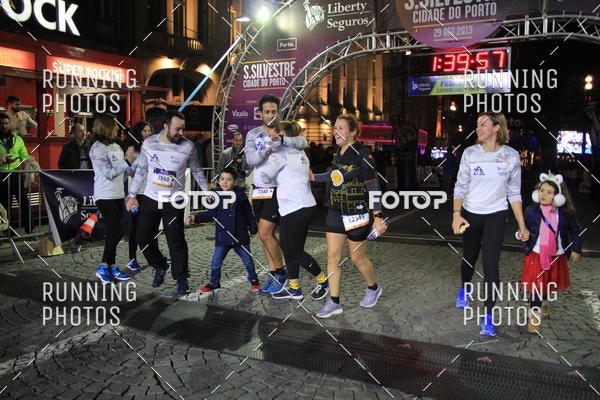 Buy your photos of the eventS�o Silvestre Porto 2019 on Fotop