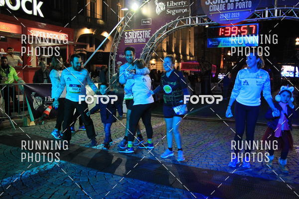 Buy your photos of the eventS�o Silvestre Porto 2019 on Fotop