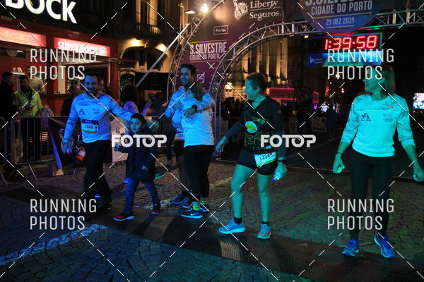 Buy your photos of the eventS�o Silvestre Porto 2019 on Fotop