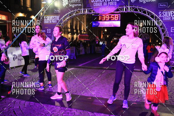 Buy your photos of the eventS�o Silvestre Porto 2019 on Fotop