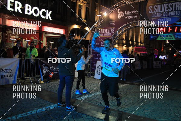 Buy your photos of the eventS�o Silvestre Porto 2019 on Fotop