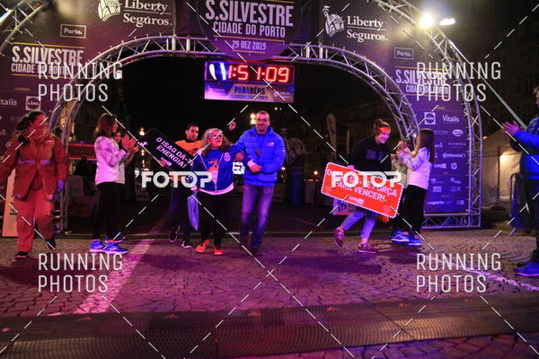 Buy your photos of the eventS�o Silvestre Porto 2019 on Fotop
