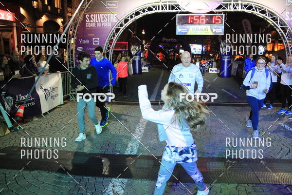 Buy your photos of the eventS�o Silvestre Porto 2019 on Fotop