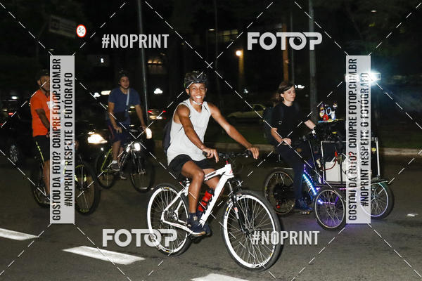 Buy your photos of the eventPEDALADA NOTURNA DO SESC AVENIDA PAULISTA 2020 - Equipe ASI on Fotop