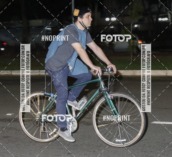 Buy your photos of the eventPEDALADA NOTURNA DO SESC AVENIDA PAULISTA 2020 - Equipe ASI on Fotop