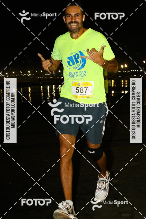 Buy your photos of the eventJovem Pan Night Run 2018 on Fotop