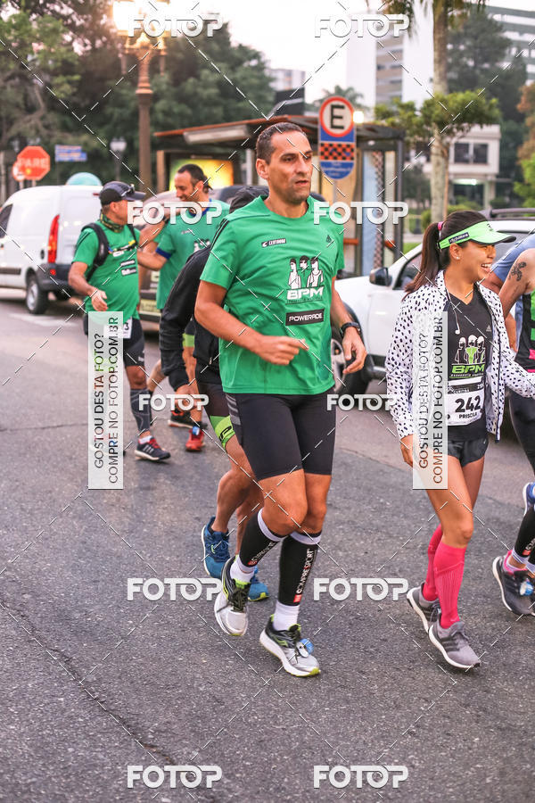Buy your photos of the eventMeia Maratona Internacional de Curitiba 2018 on Fotop