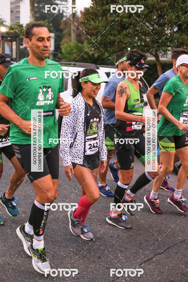 Buy your photos of the eventMeia Maratona Internacional de Curitiba 2018 on Fotop