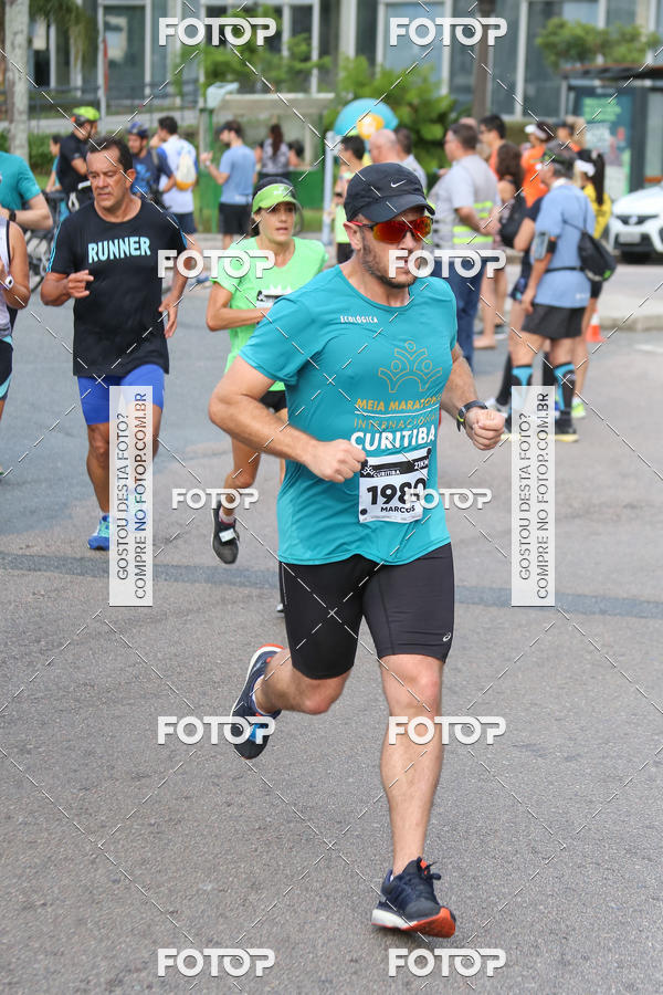 Buy your photos of the eventMeia Maratona Internacional de Curitiba 2018 on Fotop