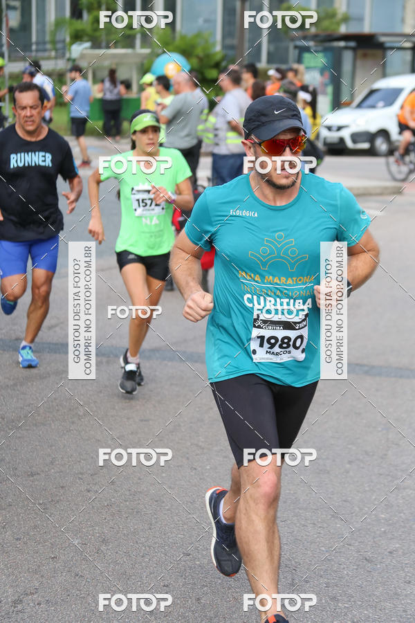 Buy your photos of the eventMeia Maratona Internacional de Curitiba 2018 on Fotop