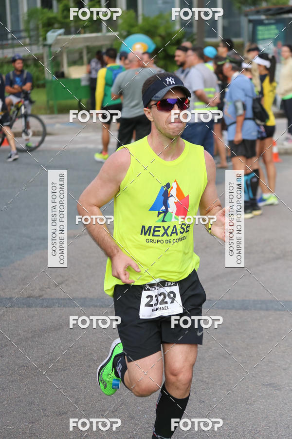 Buy your photos of the eventMeia Maratona Internacional de Curitiba 2018 on Fotop