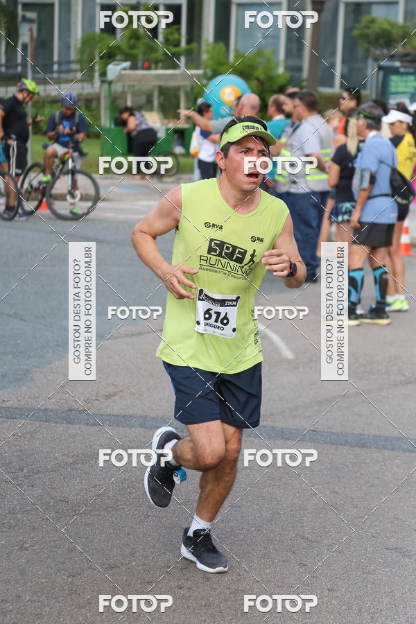 Buy your photos of the eventMeia Maratona Internacional de Curitiba 2018 on Fotop