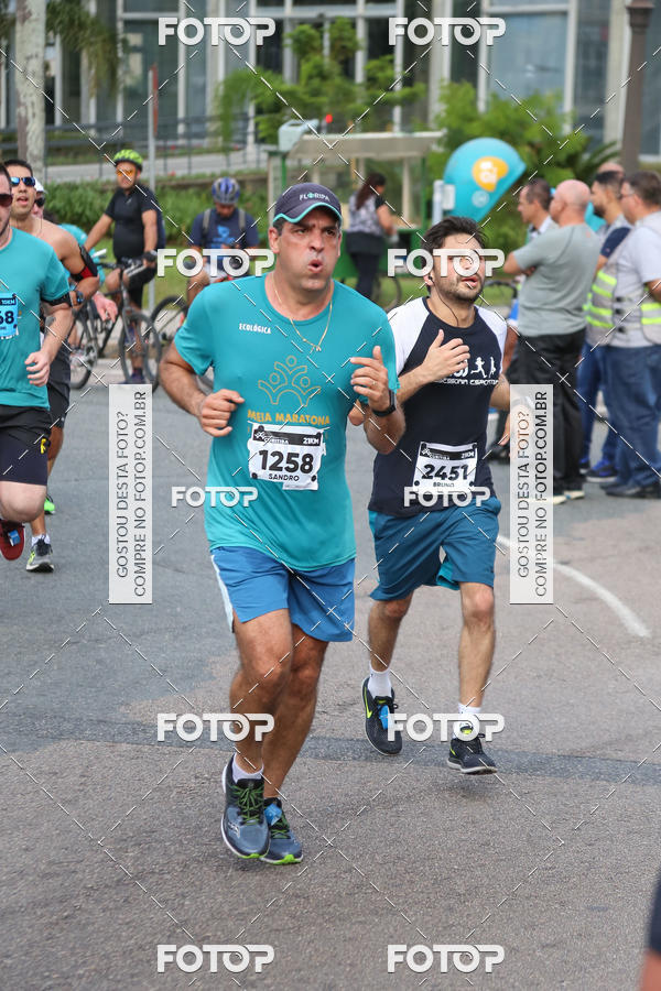 Buy your photos of the eventMeia Maratona Internacional de Curitiba 2018 on Fotop