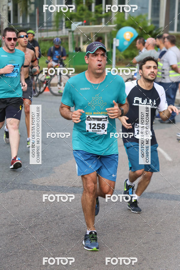 Buy your photos of the eventMeia Maratona Internacional de Curitiba 2018 on Fotop