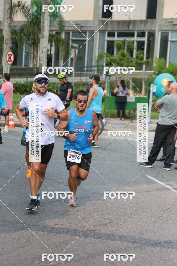 Buy your photos of the eventMeia Maratona Internacional de Curitiba 2018 on Fotop