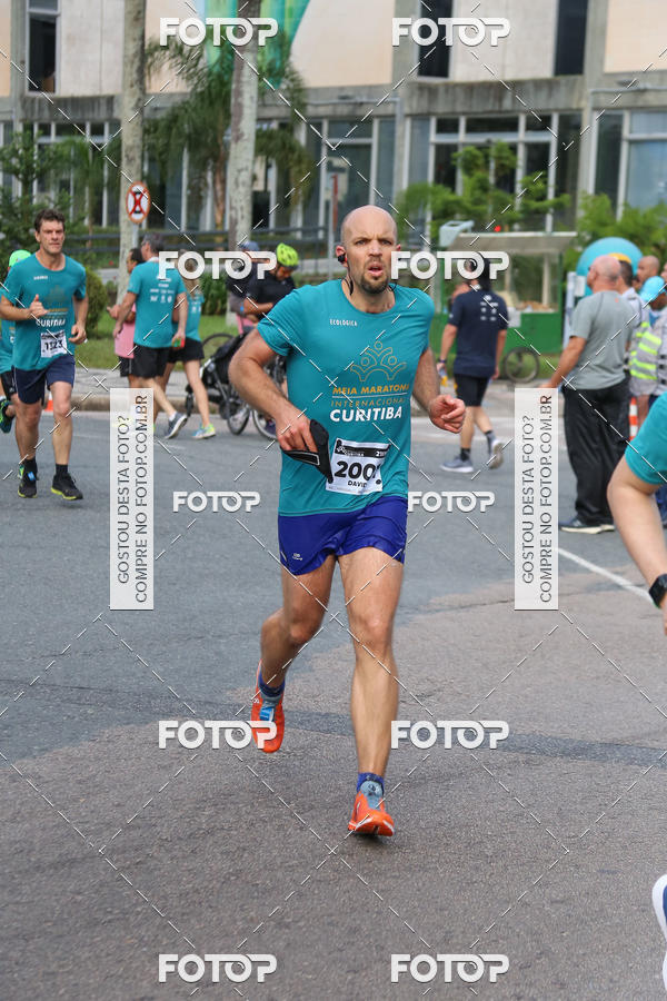 Buy your photos of the eventMeia Maratona Internacional de Curitiba 2018 on Fotop