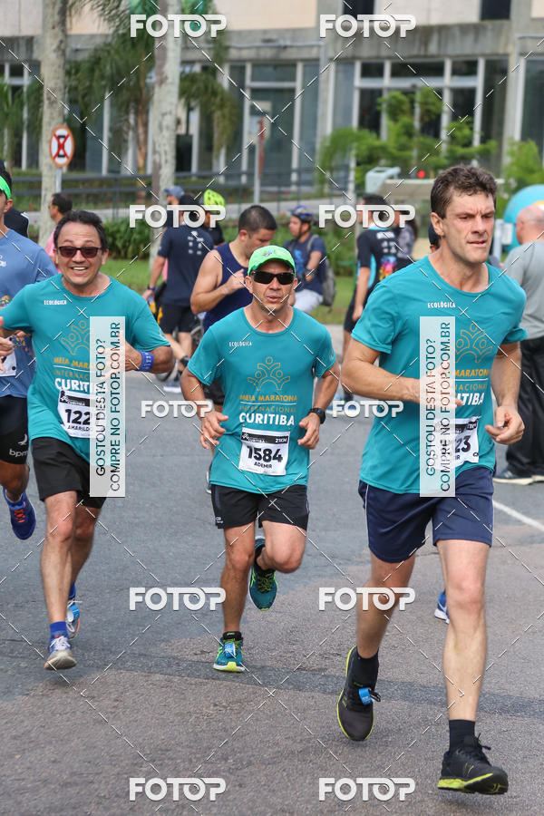 Buy your photos of the eventMeia Maratona Internacional de Curitiba 2018 on Fotop