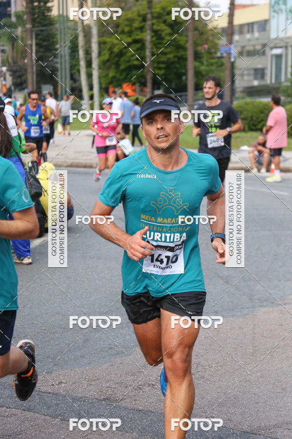 Buy your photos of the eventMeia Maratona Internacional de Curitiba 2018 on Fotop
