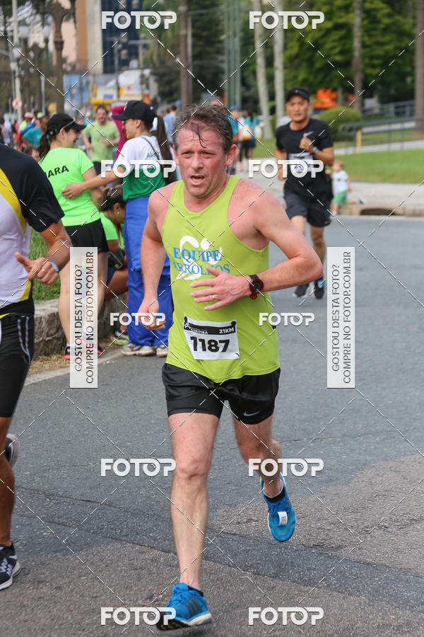 Buy your photos of the eventMeia Maratona Internacional de Curitiba 2018 on Fotop