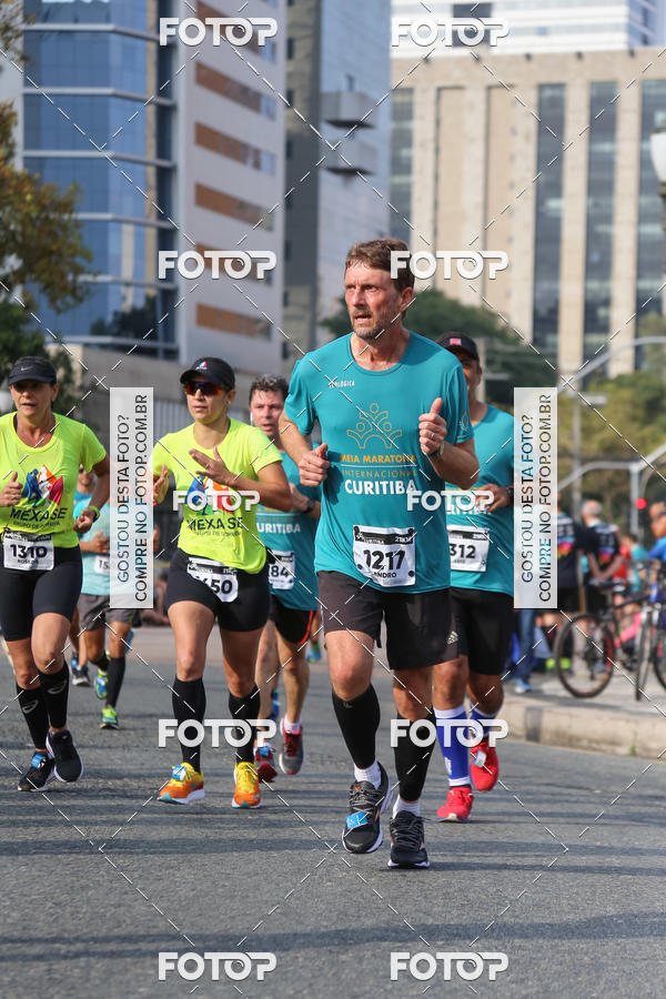 Buy your photos of the eventMeia Maratona Internacional de Curitiba 2018 on Fotop