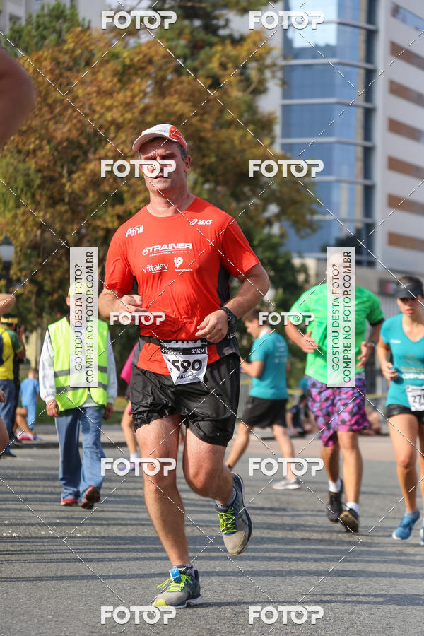 Buy your photos of the eventMeia Maratona Internacional de Curitiba 2018 on Fotop