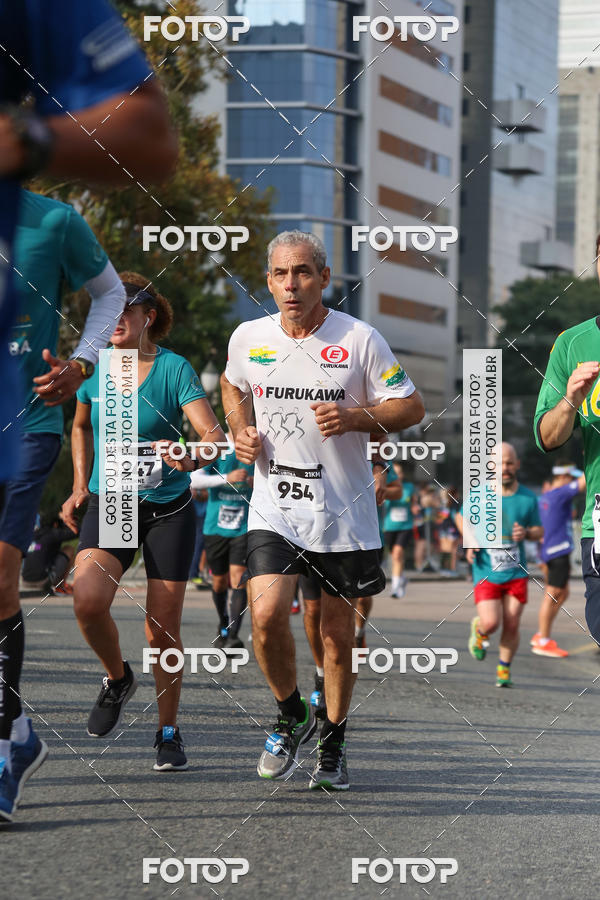 Buy your photos of the eventMeia Maratona Internacional de Curitiba 2018 on Fotop