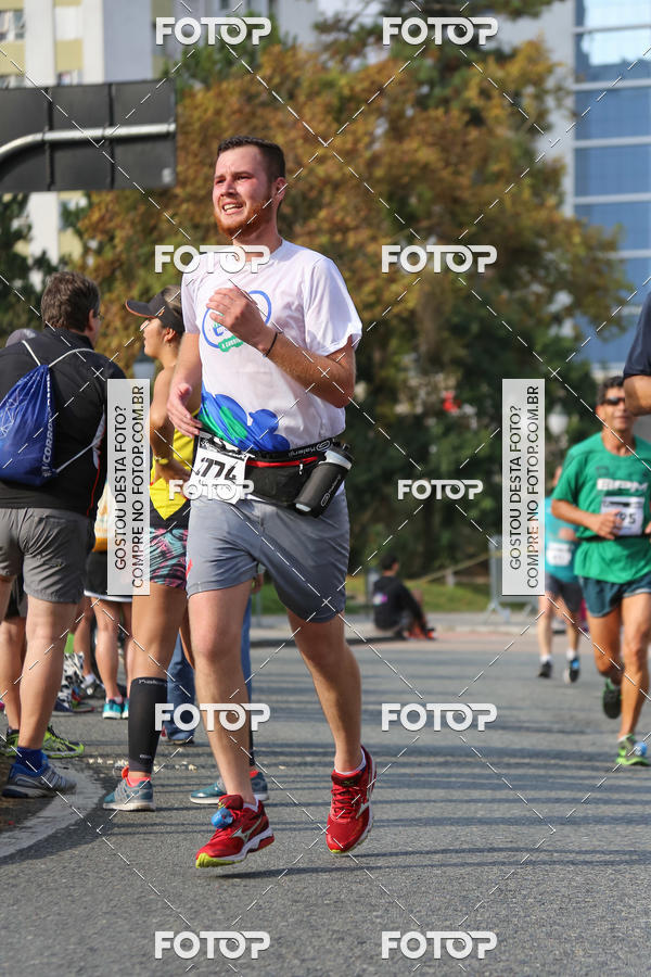 Buy your photos of the eventMeia Maratona Internacional de Curitiba 2018 on Fotop