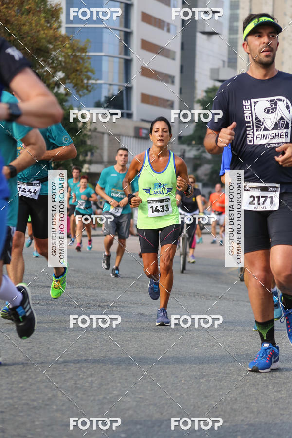 Buy your photos of the eventMeia Maratona Internacional de Curitiba 2018 on Fotop