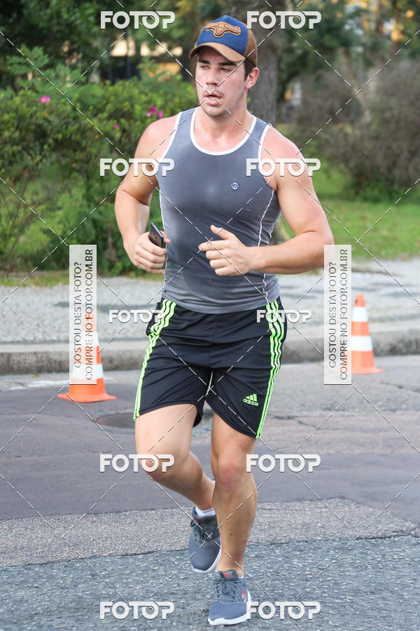 Buy your photos of the eventMeia Maratona Internacional de Curitiba 2018 on Fotop