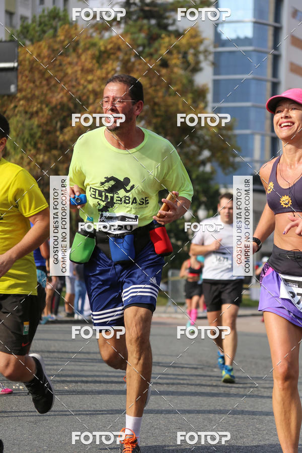 Buy your photos of the eventMeia Maratona Internacional de Curitiba 2018 on Fotop