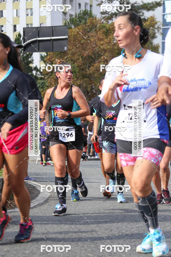 Buy your photos of the eventMeia Maratona Internacional de Curitiba 2018 on Fotop